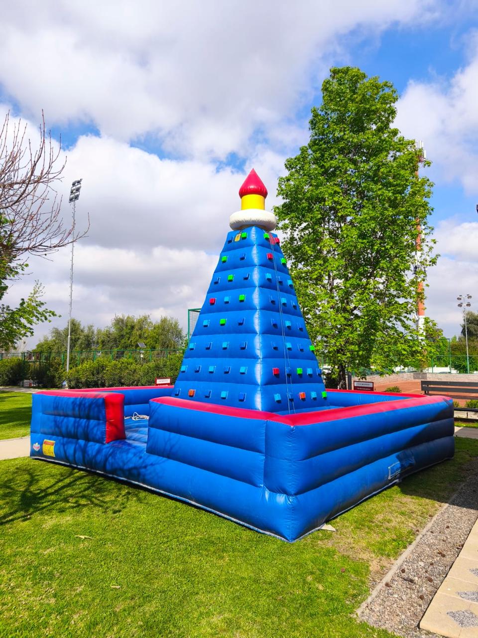 Muro de Escalada Piramidal Inflable 6x6 - Imagen 2